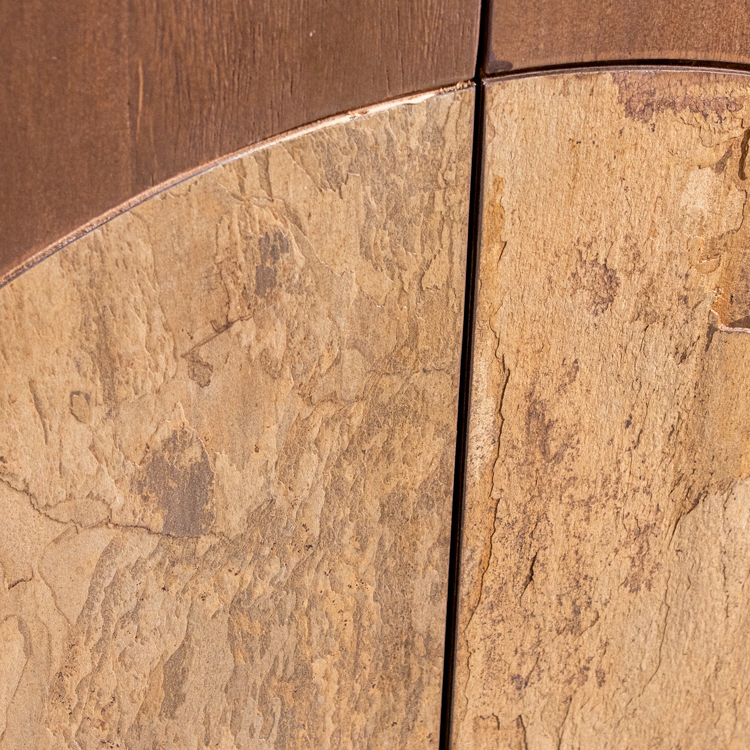 Aparador de la colección Artisa fabricado en madera de mango con puertas de piedra natural, patas altas y diseño contemporáneo. Disponible junto con mueble TV y estantería en dos acabados de armazón para crear un salón elegante y acogedor.