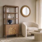 Estantería de la colección Artisa fabricado en madera de mango con puertas de piedra natural, patas altas y diseño contemporáneo. Disponible junto con mueble TV y estantería en dos acabados de armazón para crear un salón elegante y acogedor.