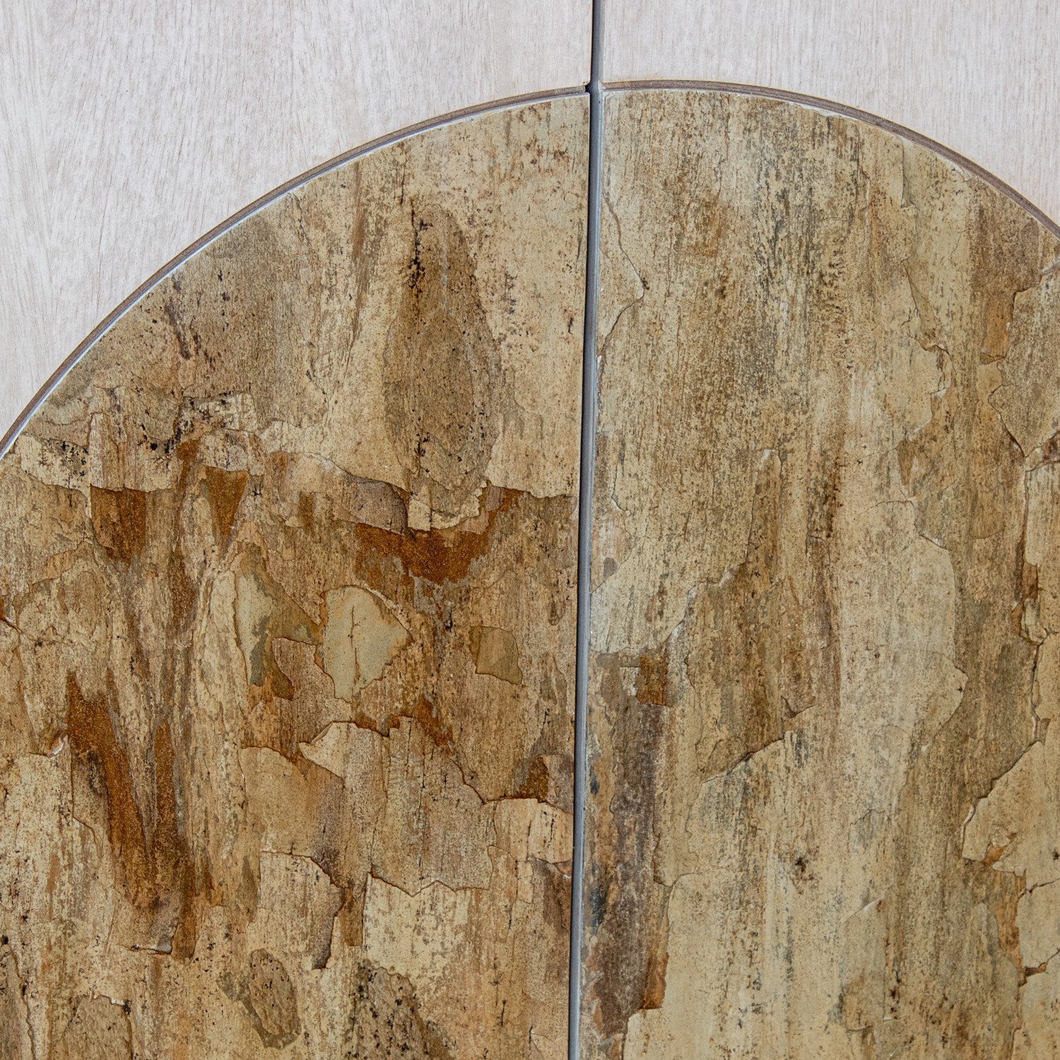 Estantería de la colección Artisa fabricado en madera de mango con puertas de piedra natural, patas altas y diseño contemporáneo. Disponible junto con mueble TV y estantería en dos acabados de armazón para crear un salón elegante y acogedor.