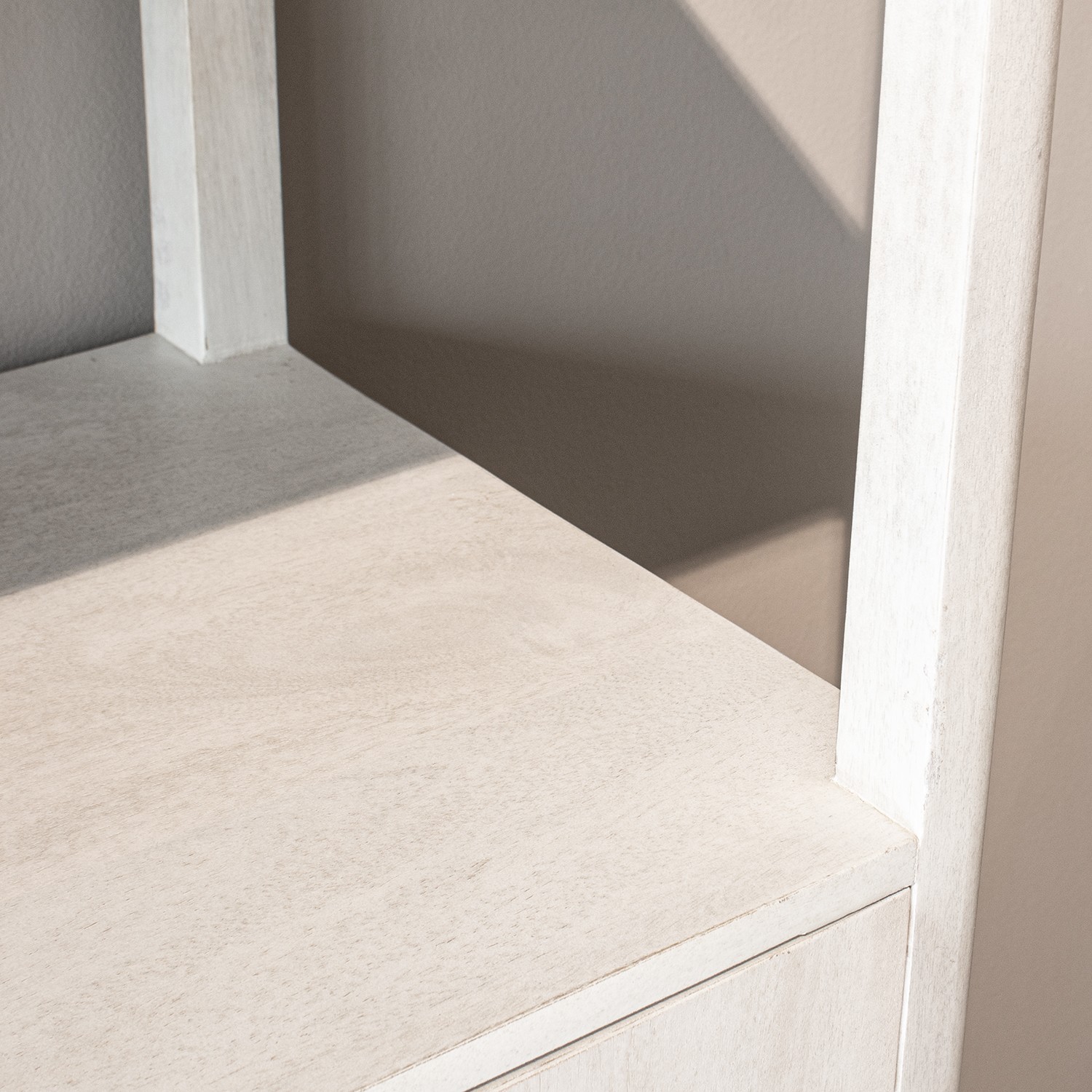 Estantería de la colección Artisa fabricado en madera de mango con puertas de piedra natural, patas altas y diseño contemporáneo. Disponible junto con mueble TV y estantería en dos acabados de armazón para crear un salón elegante y acogedor.