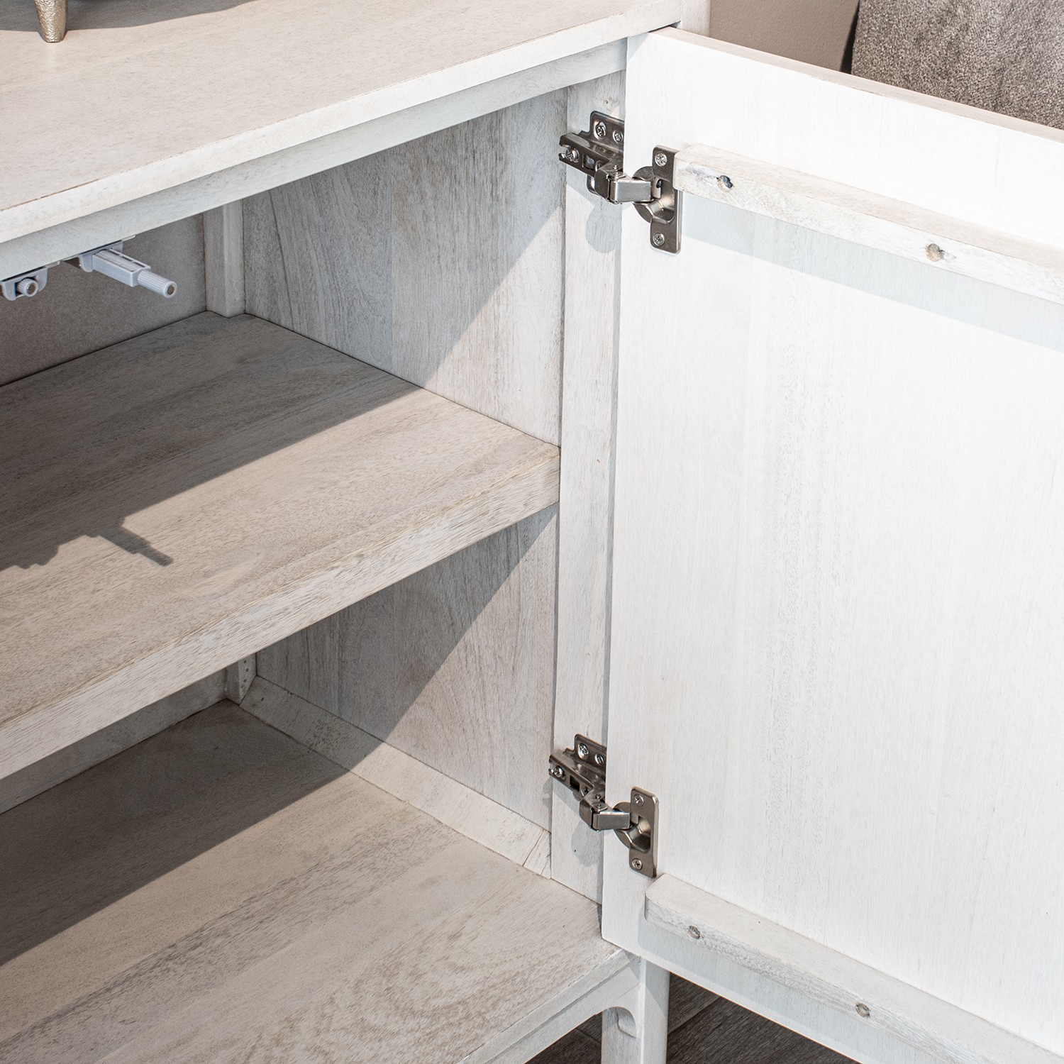 Estantería de la colección Artisa fabricado en madera de mango con puertas de piedra natural, patas altas y diseño contemporáneo. Disponible junto con mueble TV y estantería en dos acabados de armazón para crear un salón elegante y acogedor.