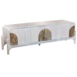 Mueble tv de la colección Artisa fabricado en madera de mango con puertas de piedra natural, patas altas y diseño contemporáneo. Disponible junto con mueble TV y estantería en dos acabados de armazón para crear un salón elegante y acogedor.
