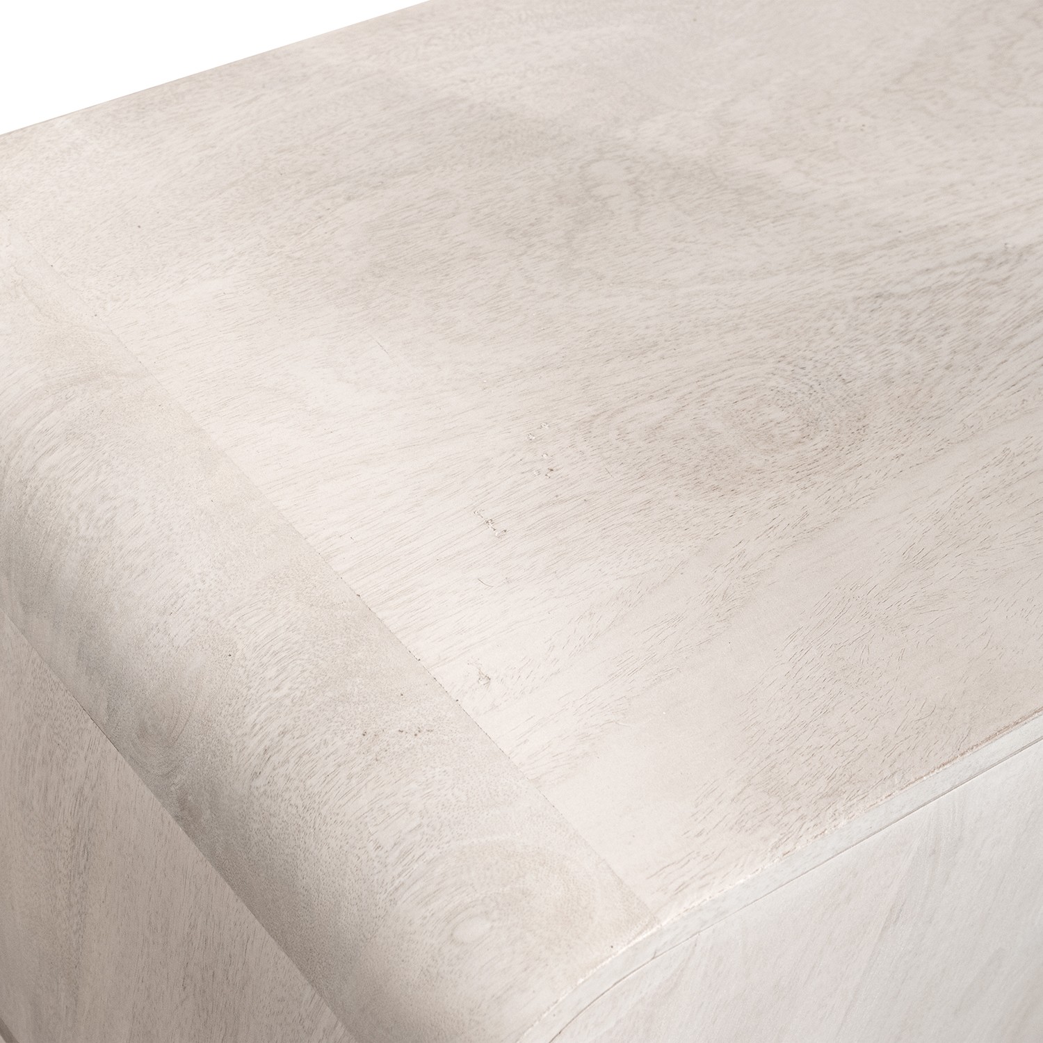 Aparador de la colección Artisa fabricado en madera de mango con puertas de piedra natural, patas altas y diseño contemporáneo. Disponible junto con mueble TV y estantería en dos acabados de armazón para crear un salón elegante y acogedor.