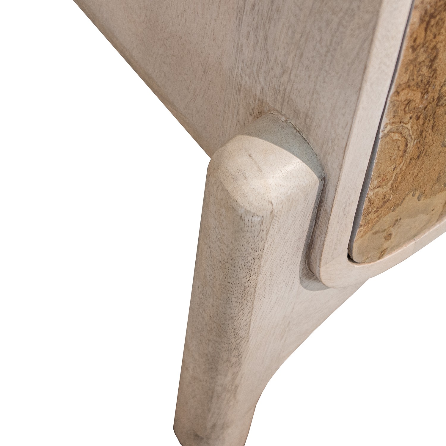 Aparador de la colección Artisa fabricado en madera de mango con puertas de piedra natural, patas altas y diseño contemporáneo. Disponible junto con mueble TV y estantería en dos acabados de armazón para crear un salón elegante y acogedor.