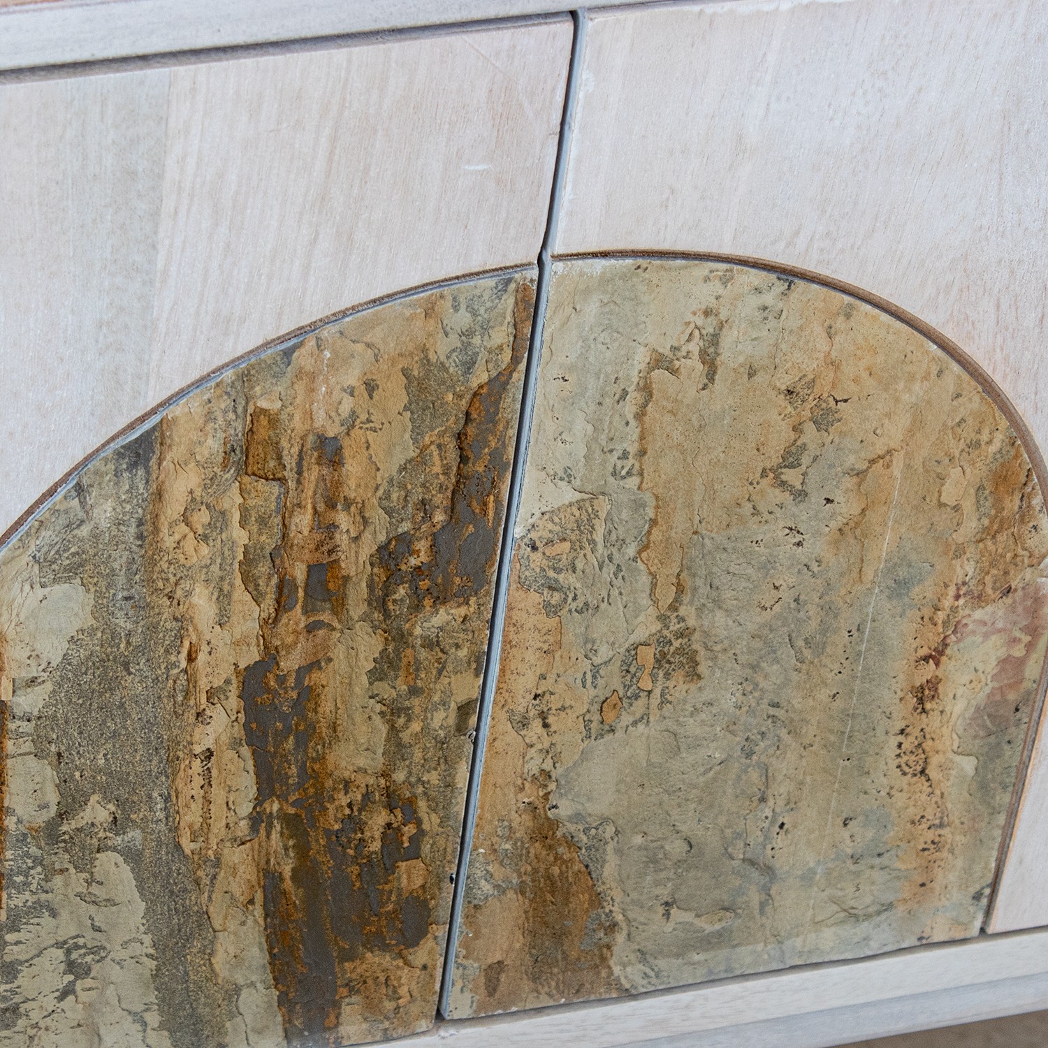 Aparador de la colección Artisa fabricado en madera de mango con puertas de piedra natural, patas altas y diseño contemporáneo. Disponible junto con mueble TV y estantería en dos acabados de armazón para crear un salón elegante y acogedor.