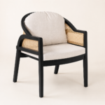 Sillón en madera color negro combinado con ratán. Artisa de camino a tu hogar