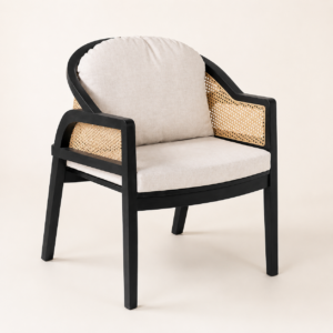 Sillón en madera color negro combinado con ratán. Artisa de camino a tu hogar
