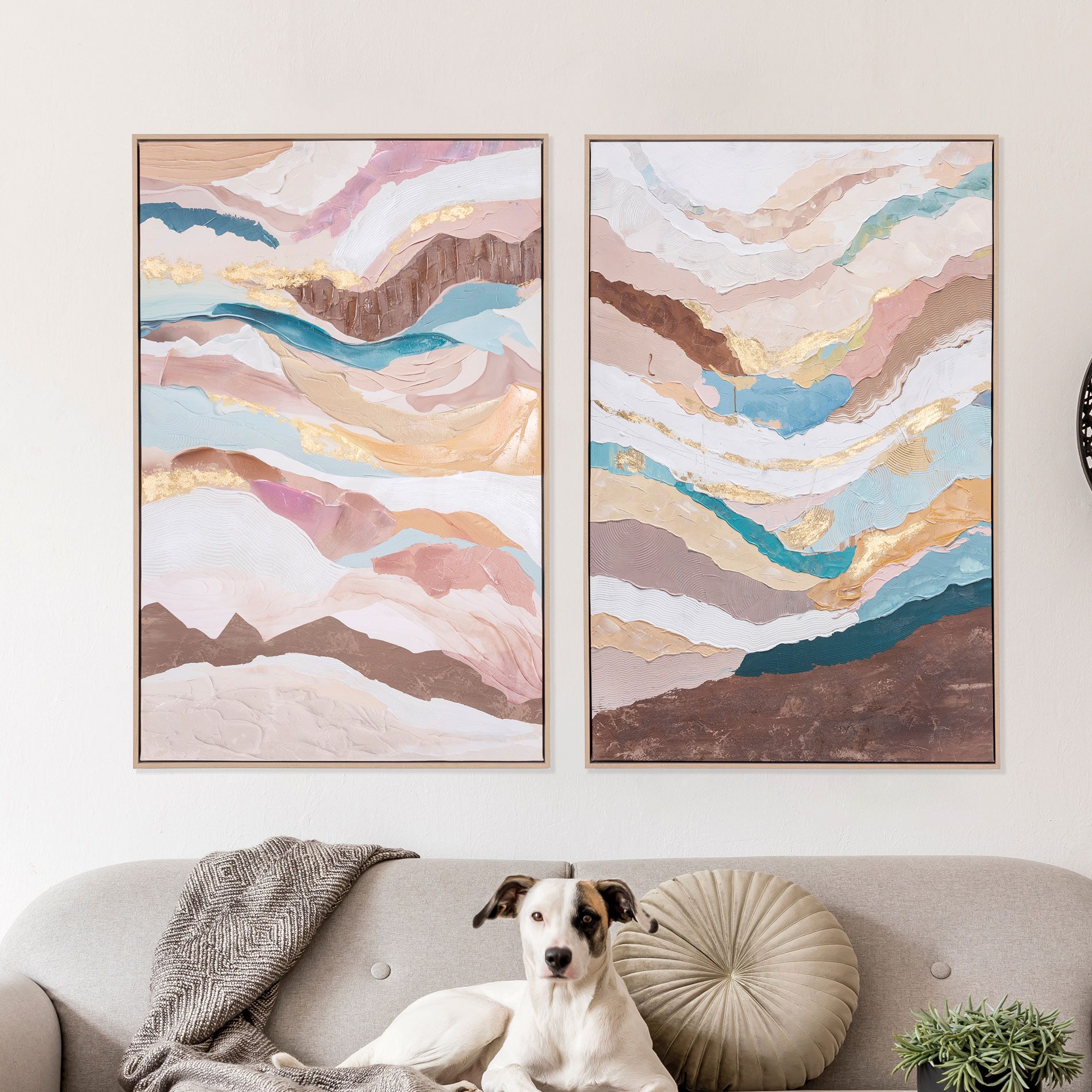 Este set de 2 cuadros pintados al óleo con relieve es una pieza decorativa elegante y sofisticada, ideal para aportar estilo y personalidad a cualquier espacio