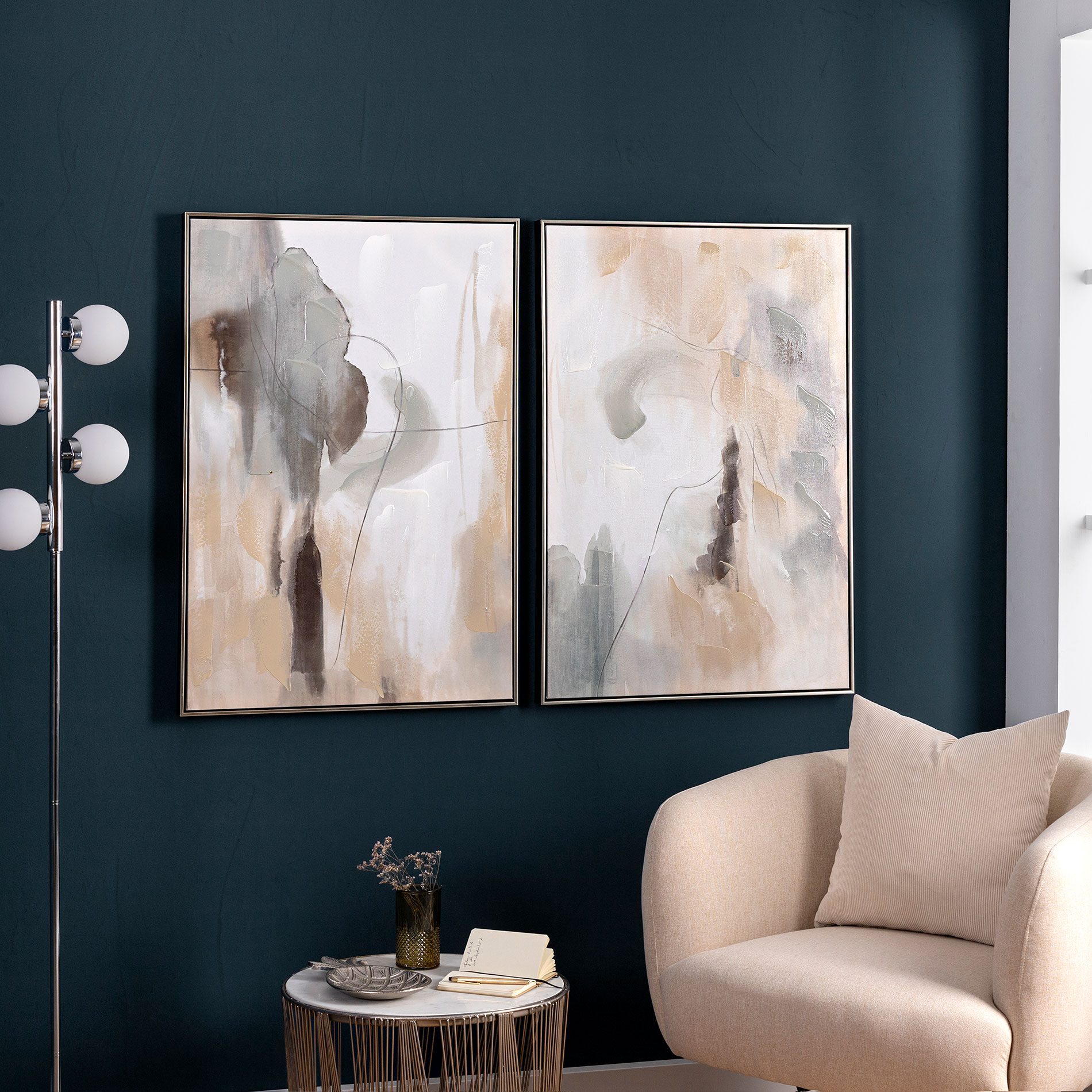 Este set de 2 cuadros pintados al óleo con relieve es una pieza decorativa elegante y sofisticada, ideal para aportar estilo y personalidad a cualquier espacio