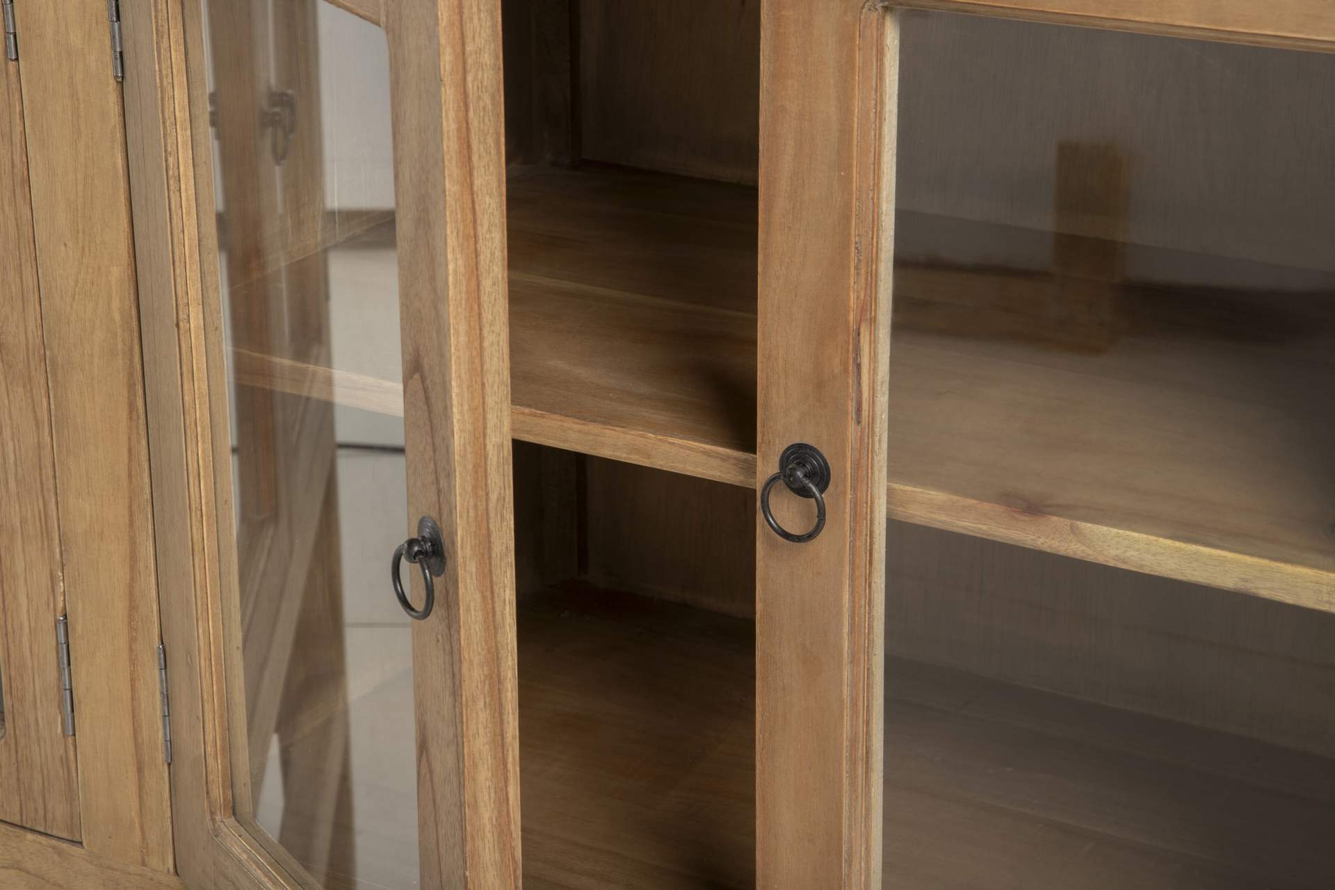 Aparador con puertas de cristal Artisa