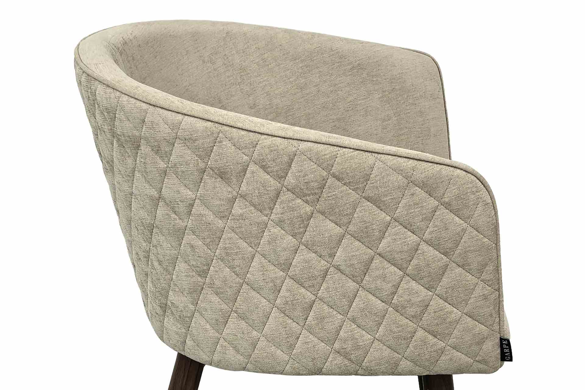 Silla de comedor con base metálica efecto nogal y tapizado