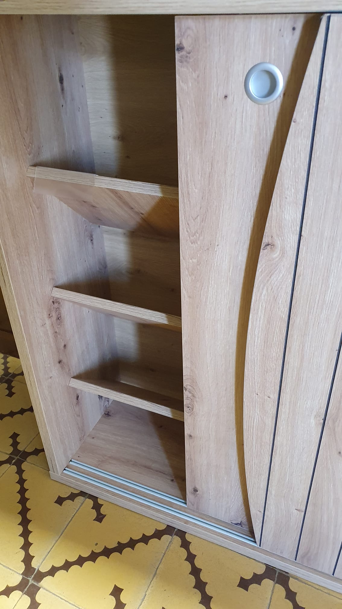 Mueble Zapatero en color roble amazonas con puerta corredera moderno y funcional